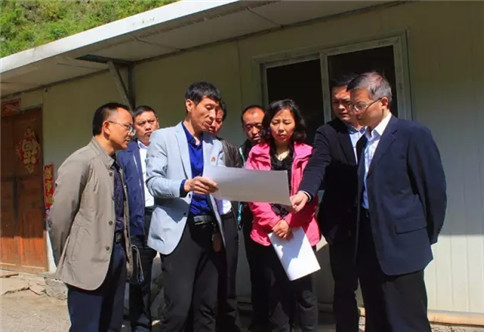 Le deuxième groupe du parc, Huang Zong, a expliqué le plan de travail du bonbon zone de plantation de pommes de terre pour les dirigeants du gouvernement du comté. width=